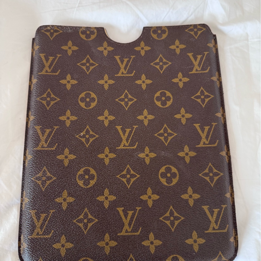 Louis Vuitton IPAD CASE. No longer made. Hard to find!